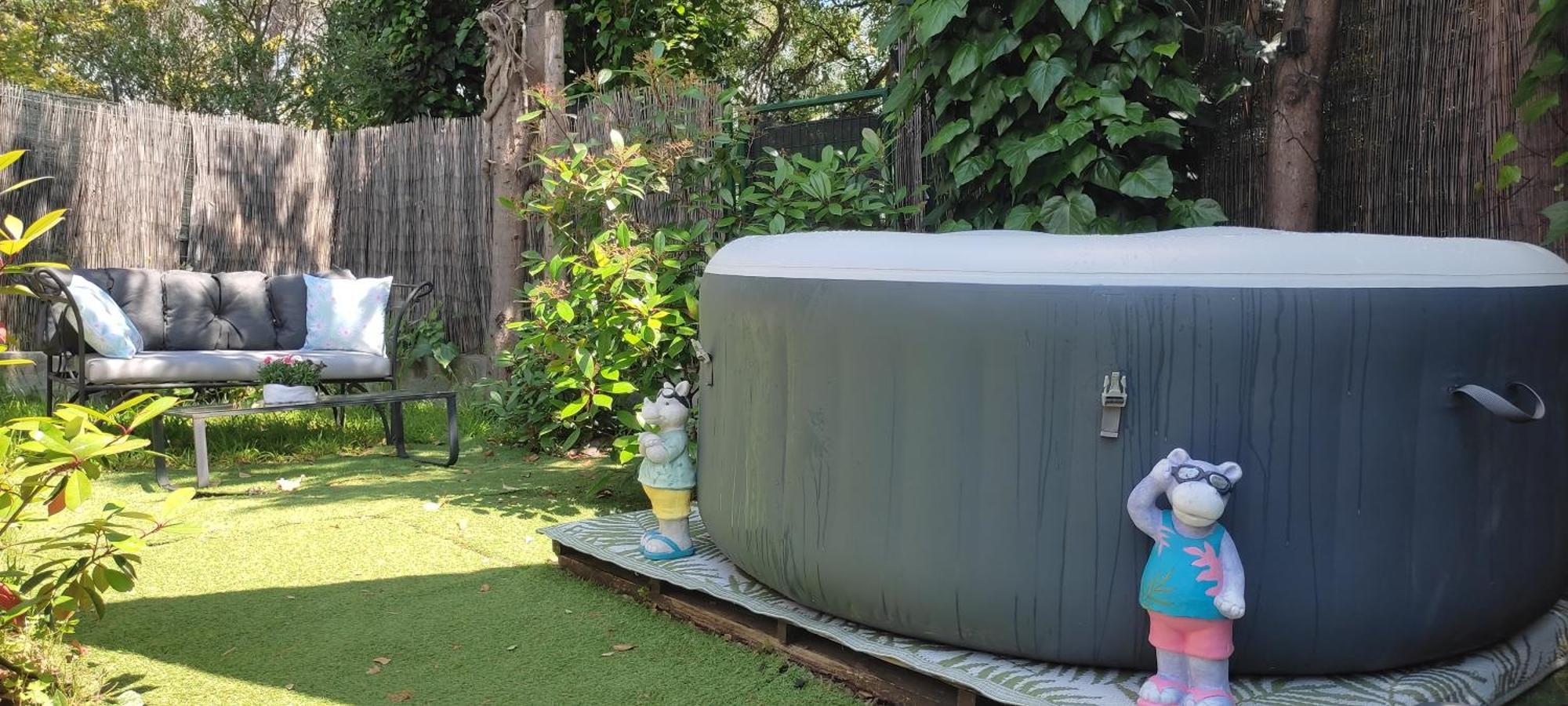 Joli Studio Climatise Avec Jacuzzi Prive Et Entree Independante Frejus Luaran gambar